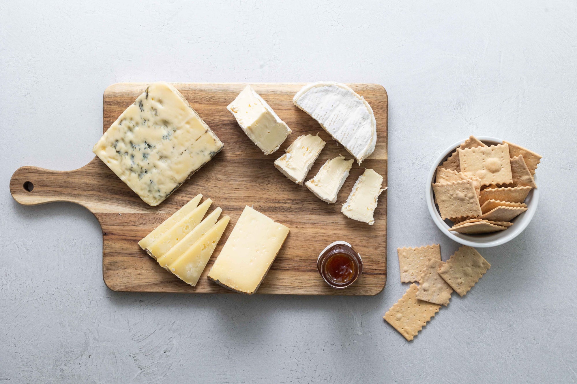 This Best Sellers Gift Box includes Green Hill, Thomasville Tomme, Asher Blue, Preserves, and Crackers. 