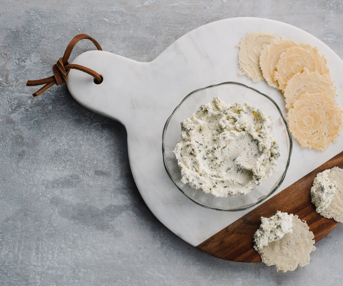 A fresh, spreadable cow's milk cheese that is flavored with garlic and chives. 
